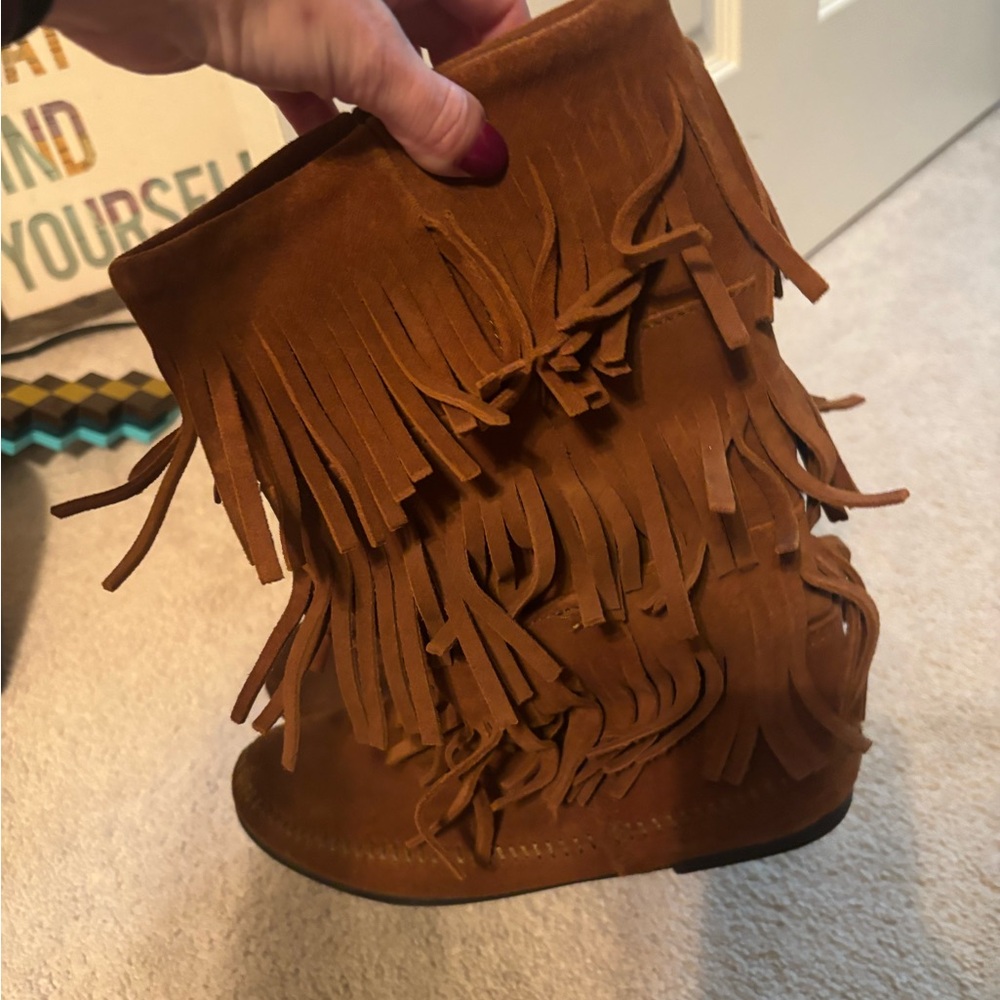 Minnetonka Fringe Suede Ankle Boots size 8